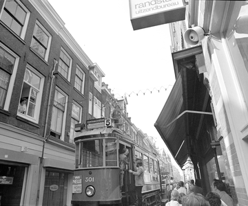 883696 Afbeelding van de optocht met historische autobussen en trams in de Zadelstraat te Utrecht ter gelegenheid van ...